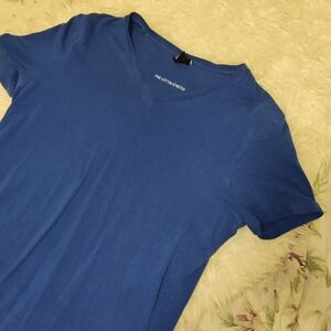 H&M blue vneck tshirt